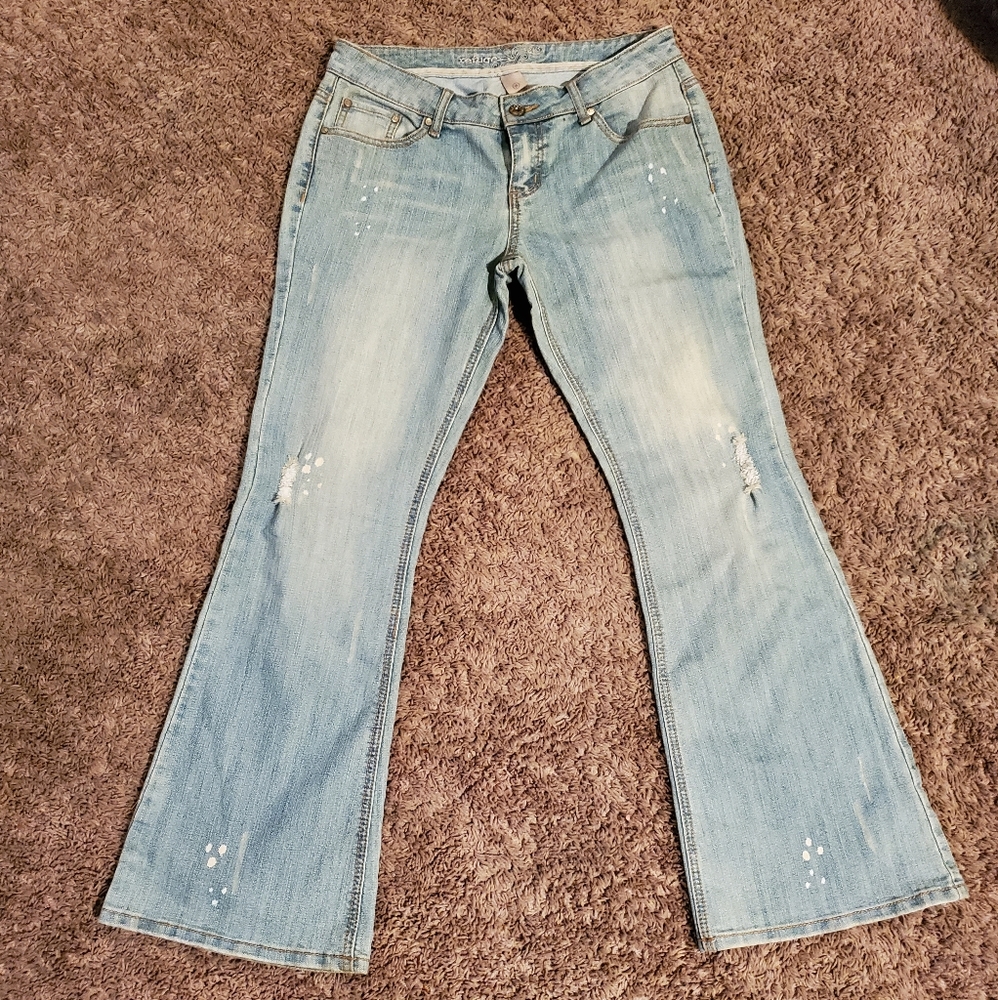 Refuge Lightwash Distressed Jeans